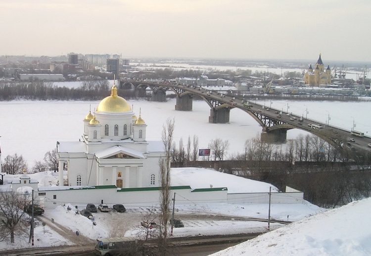 Нижегородский район. Благовещенский монастырь. Церковь Алексия, митрополита Московского. общий вид в ландшафте, Алексеевская церковь. На дальнем плане - Собор Александра Невского