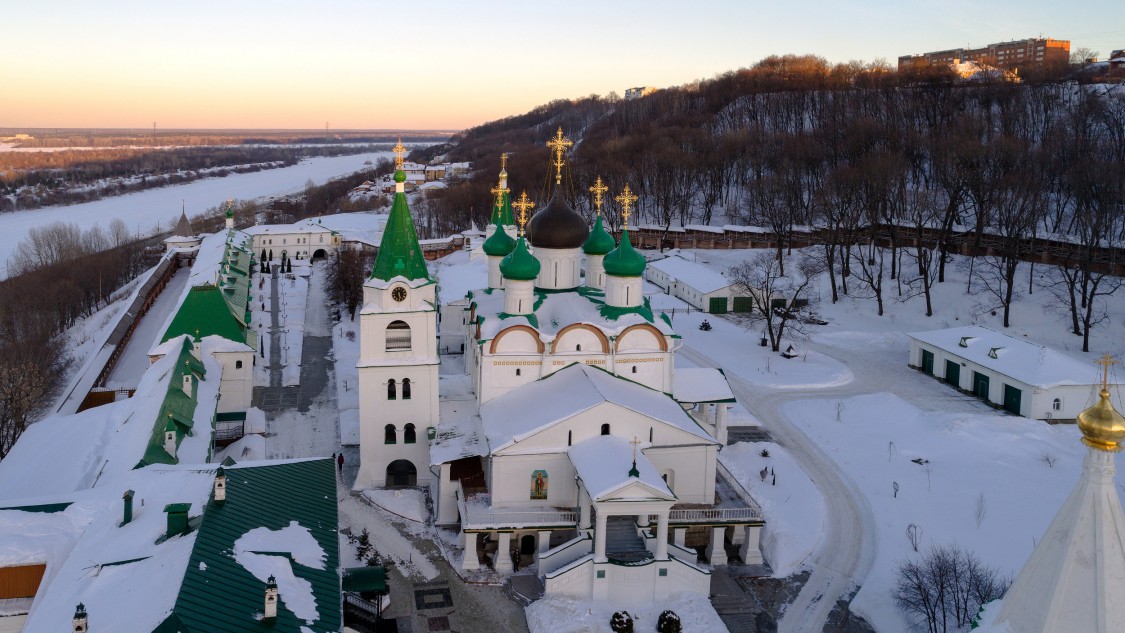 Нижегородский район. Печёрский Вознесенский монастырь. Собор Вознесения Господня. общий вид в ландшафте