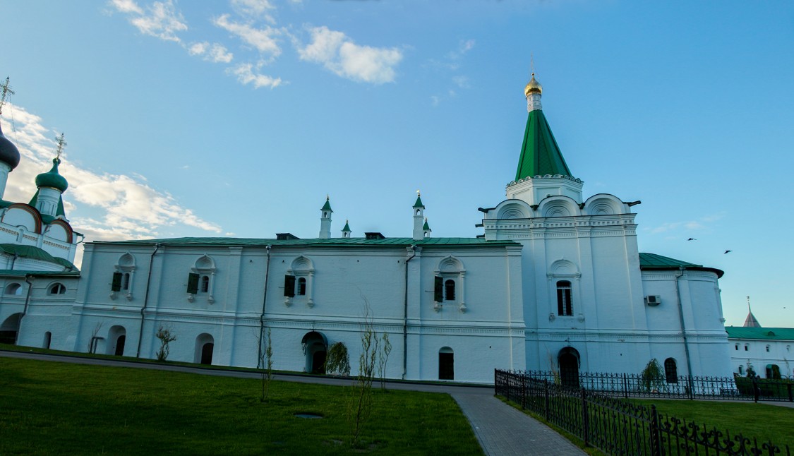 Печёрский Вознесенский монастырь. Церковь Успения Пресвятой Богородицы в трапезной, Нижегородский район (Нижний Новгород, город, Нижегородская область). фасады