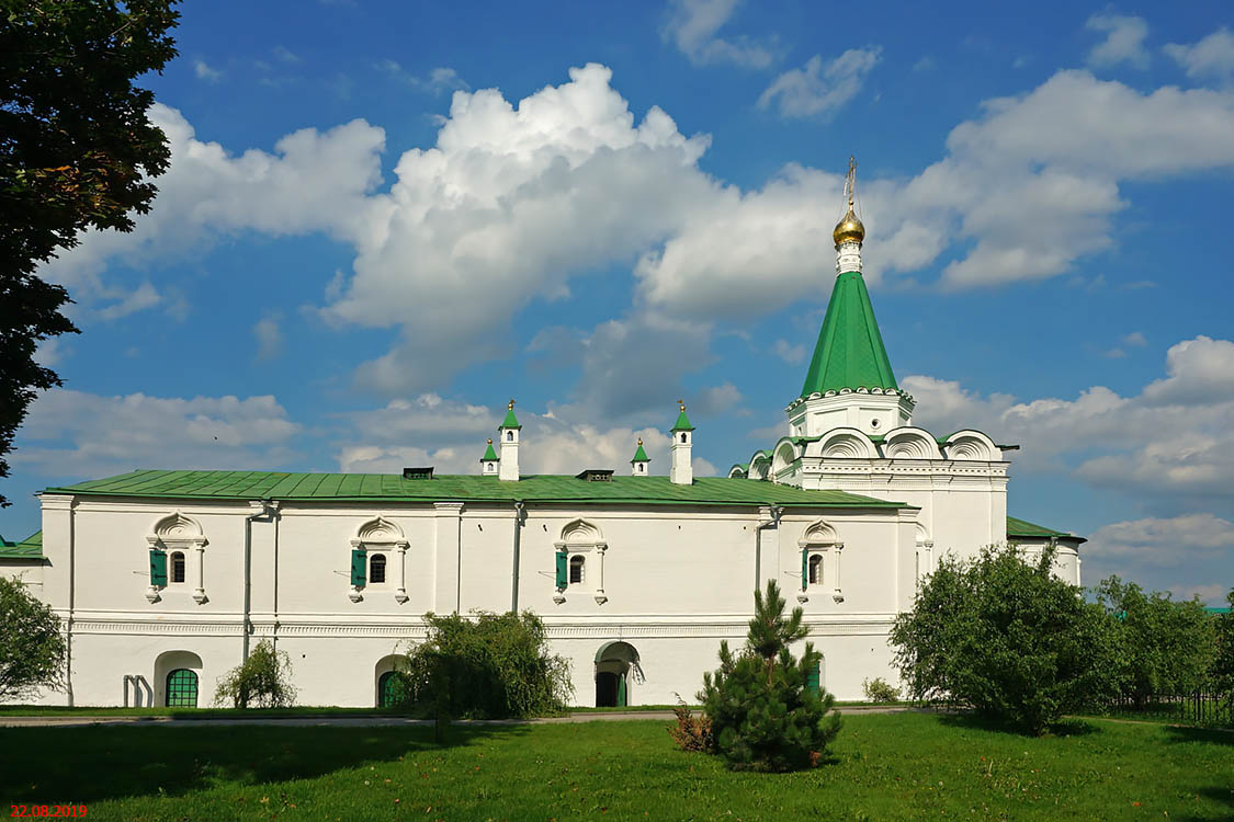 Печёрский Вознесенский монастырь. Церковь Успения Пресвятой Богородицы в трапезной, Нижегородский район (Нижний Новгород, город, Нижегородская область). фасады