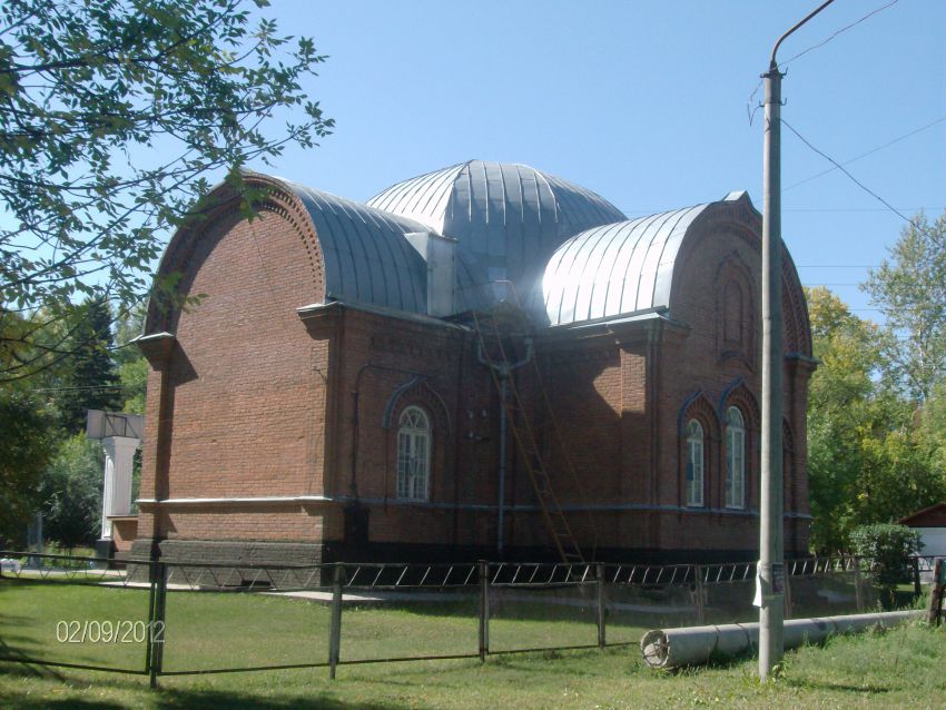 Барнаул. Церковь Воздвижения Креста Господня на бывшем кладбище. общий вид в ландшафте