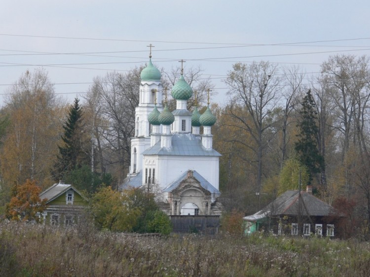 Любим. Церковь Введения во храм Пресвятой Богородицы. общий вид в ландшафте