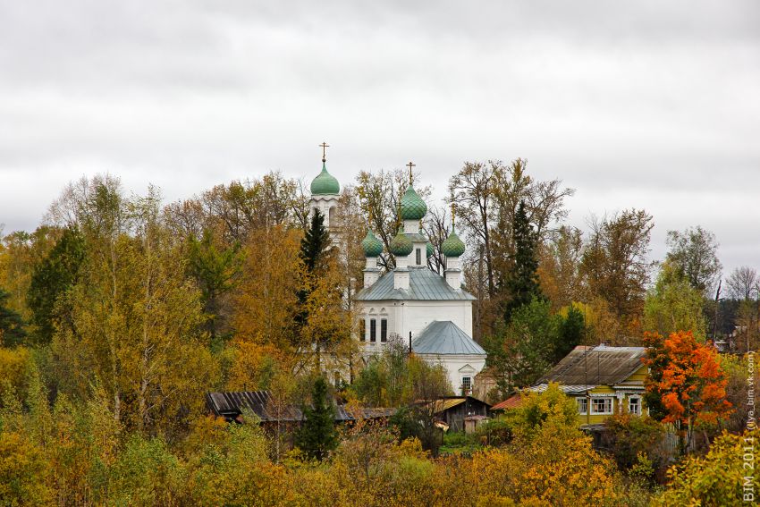 Любим. Церковь Введения во храм Пресвятой Богородицы. общий вид в ландшафте