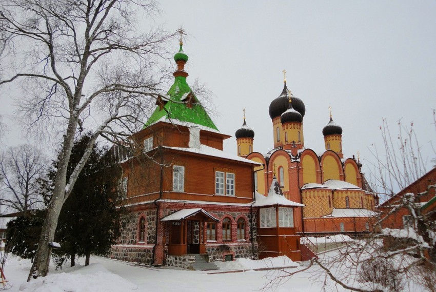Успенский Пюхтицкий женский монастырь. Собор Успения Пресвятой Богородицы, Куремяэ (Ида-Вирумаа, Эстония). общий вид в ландшафте, вид на собор со стороны трапезной