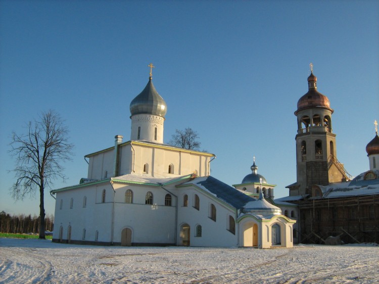 Иоанно-Богословский Савво-Крыпецкий мужской монастырь. Собор Иоанна Богослова, Крыпецкое (Псковский район, Псковская область). общий вид в ландшафте