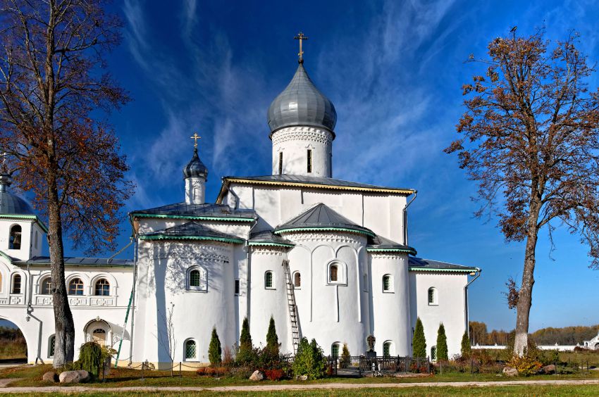 Крыпецкое. Иоанно-Богословский Савво-Крыпецкий мужской монастырь. Собор Иоанна Богослова. общий вид в ландшафте