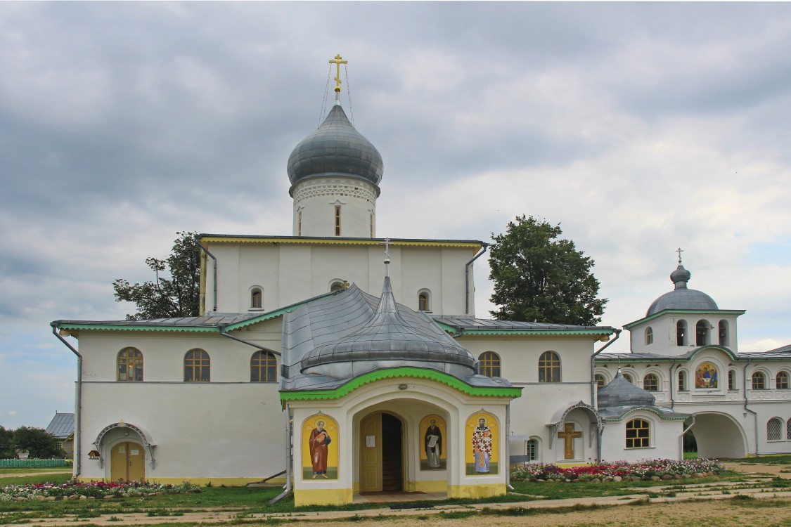 Иоанно-Богословский Савво-Крыпецкий мужской монастырь. Собор Иоанна Богослова, Крыпецкое (Псковский район, Псковская область). общий вид в ландшафте