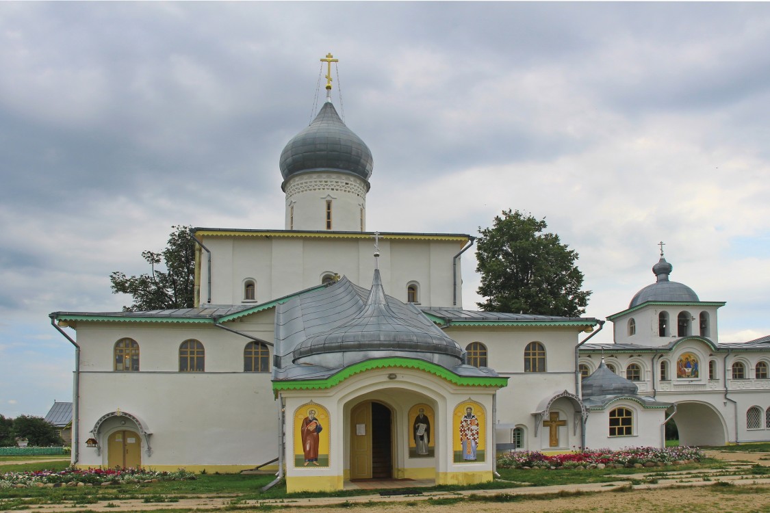 Крыпецкое. Иоанно-Богословский Савво-Крыпецкий мужской монастырь. Собор Иоанна Богослова. общий вид в ландшафте