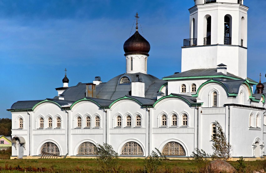 Иоанно-Богословский Савво-Крыпецкий мужской монастырь. Церковь Успения Пресвятой Богородицы и Иоанна Лествичника, Крыпецкое (Псковский район, Псковская область). фасады