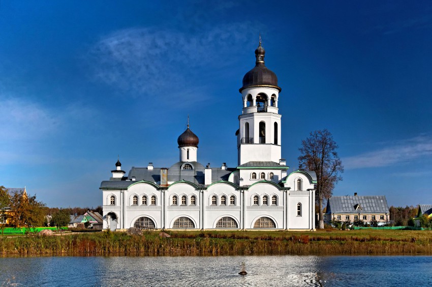 Крыпецкое. Иоанно-Богословский Савво-Крыпецкий мужской монастырь. Церковь Успения Пресвятой Богородицы и Иоанна Лествичника. общий вид в ландшафте