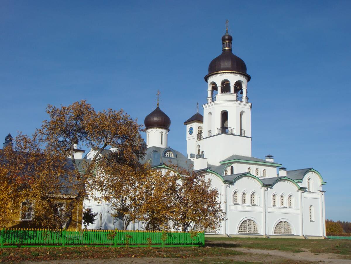 Иоанно-Богословский Савво-Крыпецкий мужской монастырь. Церковь Успения Пресвятой Богородицы и Иоанна Лествичника, Крыпецкое (Псковский район, Псковская область). фасады
