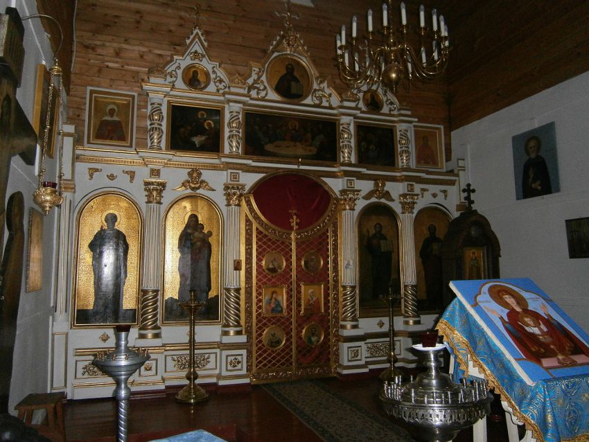 Церковь Иоанна Кронштадтского, Вырица (Гатчинский район, Ленинградская область). интерьер и убранство, Иконостас. В первые послевоенные годы перенесен из церкви в Малой Ящере в Петропавловский храм в Вырице, в связи с ремонтом оказался в Иоанновской церкви. Фото Наталии Мудровой