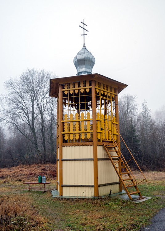 Церковь Покрова Пресвятой Богородицы, Шапки (Тосненский район, Ленинградская область). дополнительная информация, Звонница