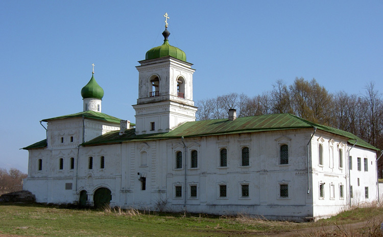 Псков. Спасо-Преображенский Мирожский монастырь. Церковь Стефана архидиакона. фасады, Ансамбль: Стефановская церковь, колокольня, братский корпус. Вид с С-З.