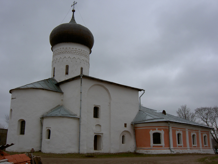 Псков. Снетогорский женский монастырь. Собор Рождества Пресвятой Богородицы. фасады, Вид с С-В