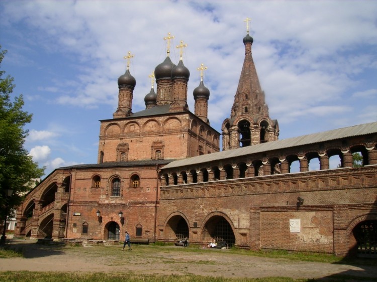 Таганский. Церковь Успения Пресвятой Богородицы (Петра и Павла) в Крутицах. общий вид в ландшафте