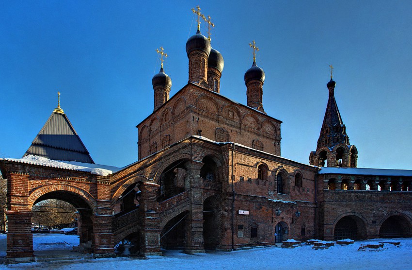 Таганский. Церковь Успения Пресвятой Богородицы (Петра и Павла) в Крутицах. общий вид в ландшафте