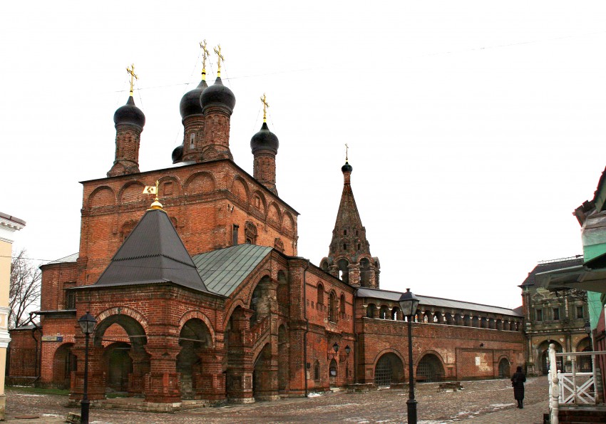 Церковь Успения Пресвятой Богородицы (Петра и Павла) в Крутицах, Таганский (Центральный административный округ (ЦАО), г. Москва). общий вид в ландшафте