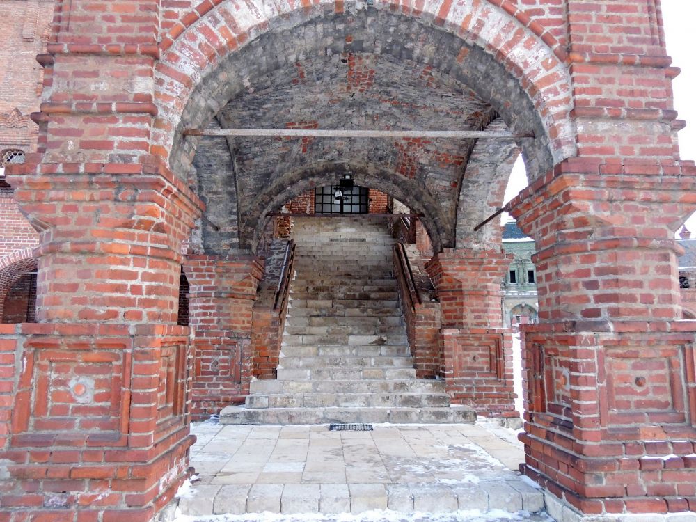 Таганский. Церковь Успения Пресвятой Богородицы (Петра и Павла) в Крутицах. архитектурные детали, Крыльцо Успенской церкви, что на Крутицах, в Москве.