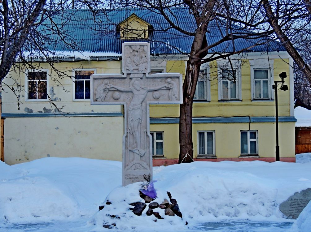 Церковь Успения Пресвятой Богородицы (Петра и Павла) в Крутицах, Таганский (Центральный административный округ (ЦАО), г. Москва). дополнительная информация, Поклонный крест у Успенской церкви в Крутицах, в Москве.