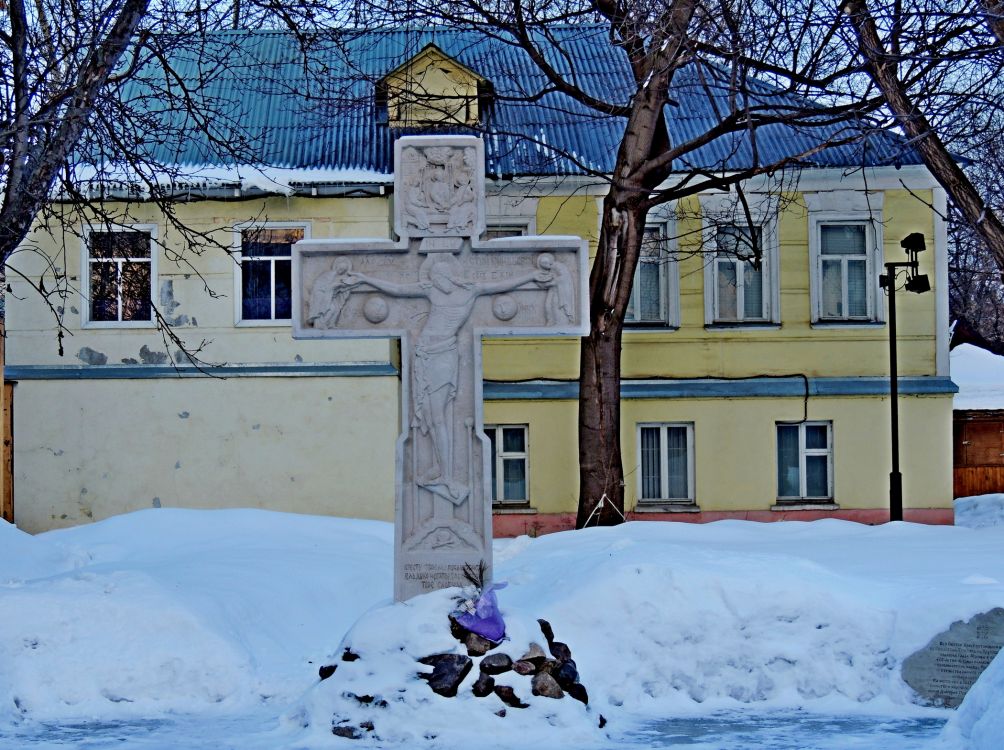 Таганский. Церковь Успения Пресвятой Богородицы (Петра и Павла) в Крутицах. дополнительная информация, Поклонный крест у Успенской церкви в Крутицах, в Москве.