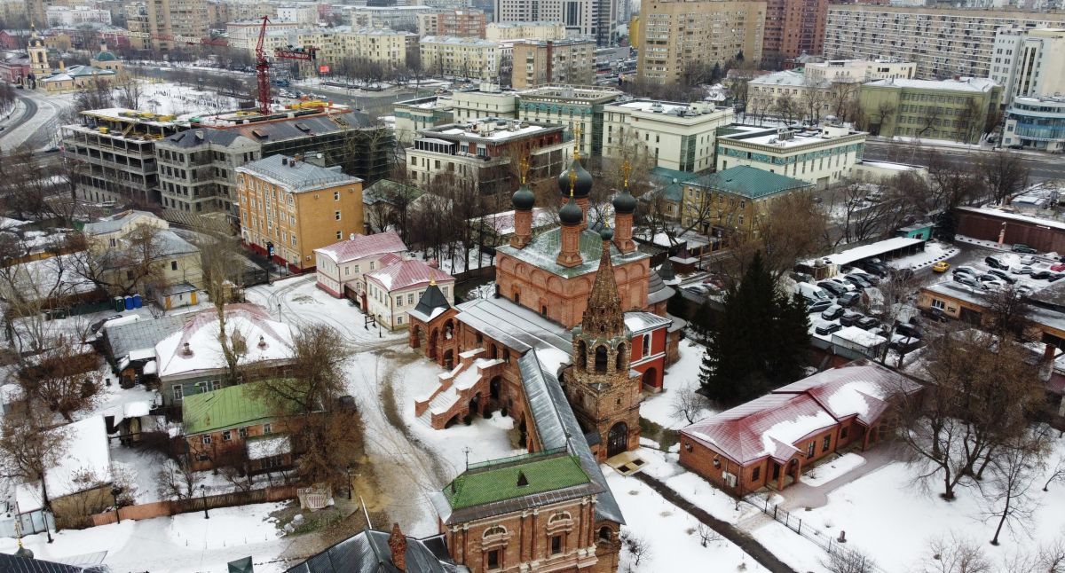 Церковь Успения Пресвятой Богородицы (Петра и Павла) в Крутицах, Таганский (Центральный административный округ (ЦАО), г. Москва). общий вид в ландшафте