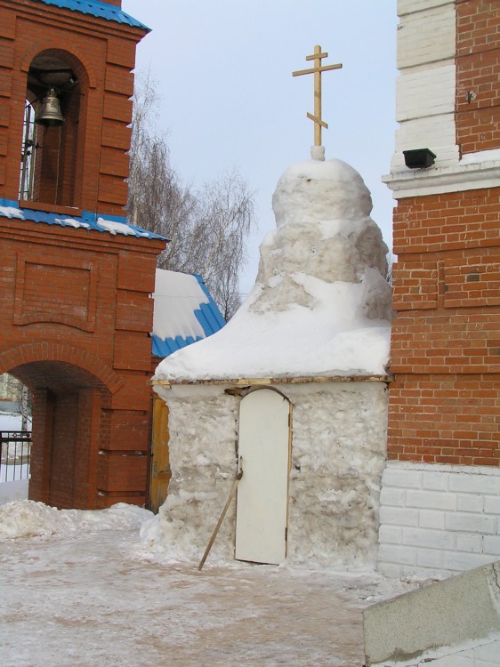 Церковь Гурия, Германа и Варсонофия, Казанских Чудотворцев, Бирск (Бирский район, Республика Башкортостан). документальные фотографии, Храм из снега