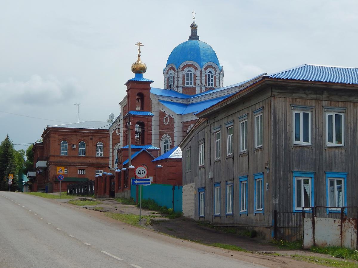 общий вид в ландшафте. Церковь Гурия, Германа и Варсонофия, Казанских Чудотворцев, Бирск (Бирский район, Республика Башкортостан)