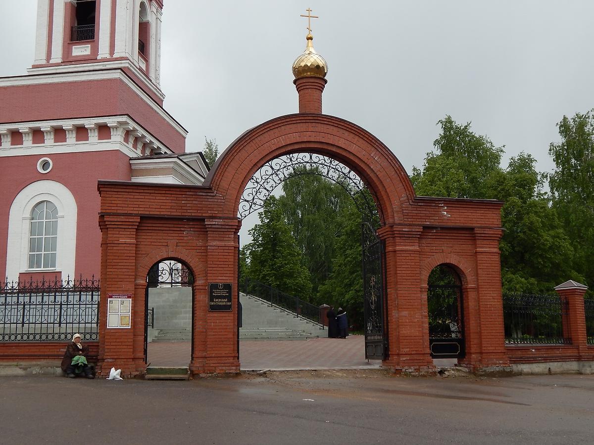 У ворот храма, дополнительная информация. Собор Троицы Живоначальной, Бирск (Бирский район, Республика Башкортостан)