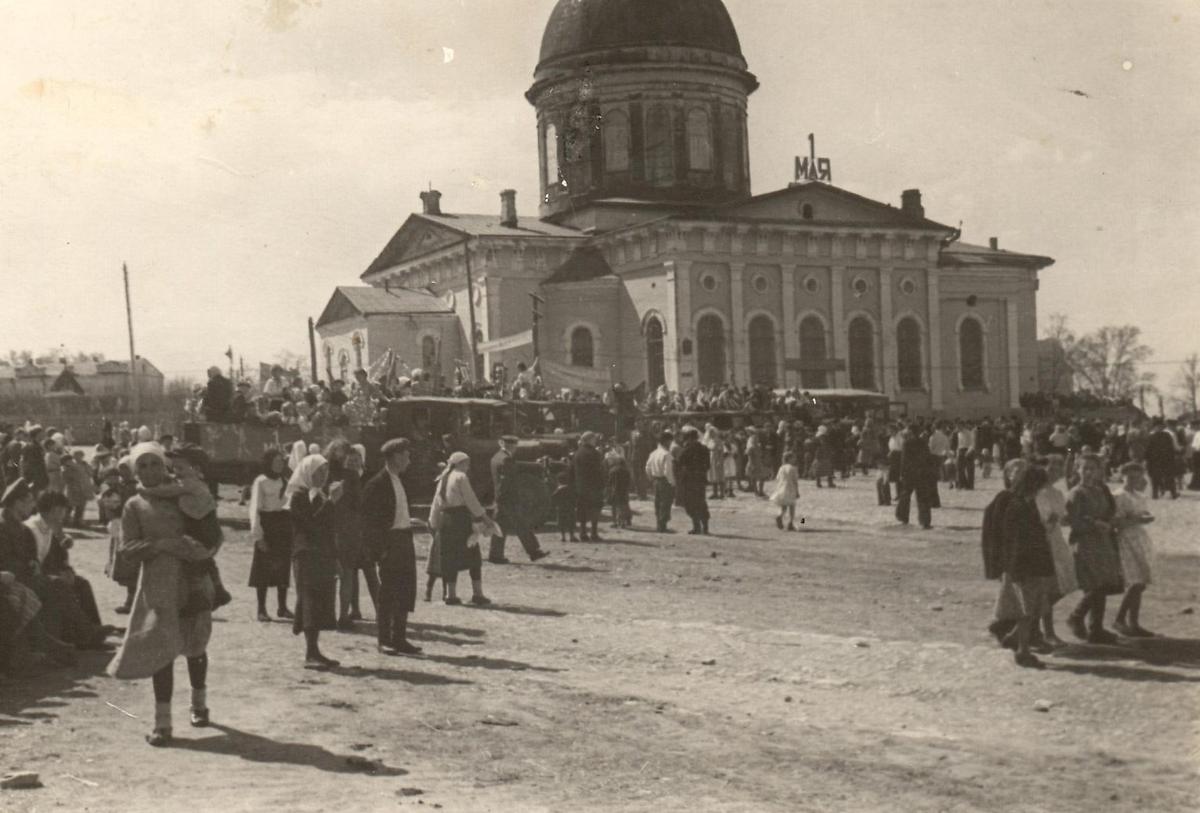 Фотография 1937-1957-х гг (?). Фотография из книги Бирск: Путеводитель по историческим и памятным местам / Авт.-сост. И.М. Акбулатов, Н. В. Рыбалко. Бирск: БирГСПА, 2011., архивная фотография. Собор Троицы Живоначальной, Бирск (Бирский район, Республика Башкортостан)