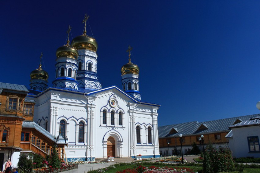 Цивильск. Тихвинский Богородицкий женский монастырь. Собор Тихвинской иконы Божией Матери. фасады, Вид от крыльца настоятельского корпуса