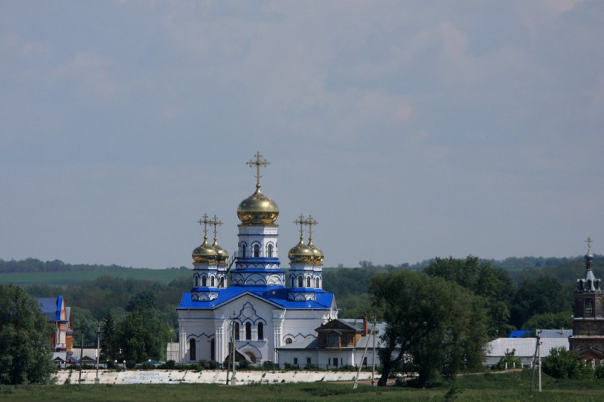 Тихвинский Богородицкий женский монастырь. Собор Тихвинской иконы Божией Матери, Цивильск (Цивильский район, Республика Чувашия). общий вид в ландшафте, Вид с трассы М-7