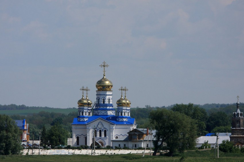 Цивильск. Тихвинский Богородицкий женский монастырь. Собор Тихвинской иконы Божией Матери. общий вид в ландшафте, Вид с трассы М-7