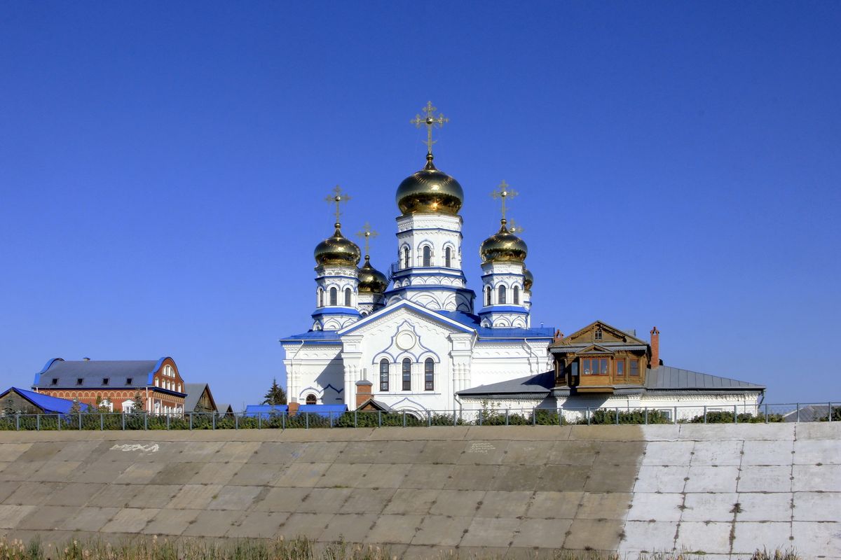 Тихвинский Богородицкий женский монастырь. Собор Тихвинской иконы Божией Матери, Цивильск (Цивильский район, Республика Чувашия). общий вид в ландшафте, Вид с запада.