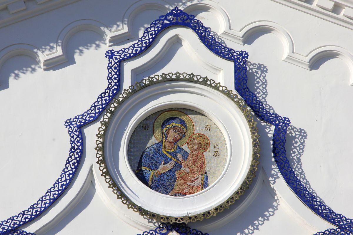 Тихвинский Богородицкий женский монастырь. Собор Тихвинской иконы Божией Матери, Цивильск (Цивильский район, Республика Чувашия). архитектурные детали, Мозаика на южном фасаде.