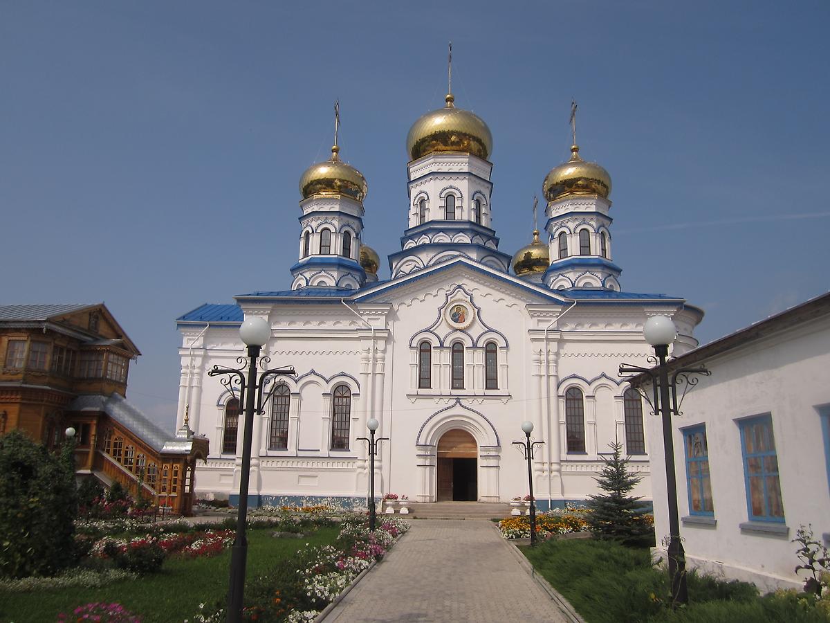 общий вид в ландшафте. Тихвинский Богородицкий женский монастырь. Собор Тихвинской иконы Божией Матери, Цивильск (Цивильский район, Республика Чувашия)