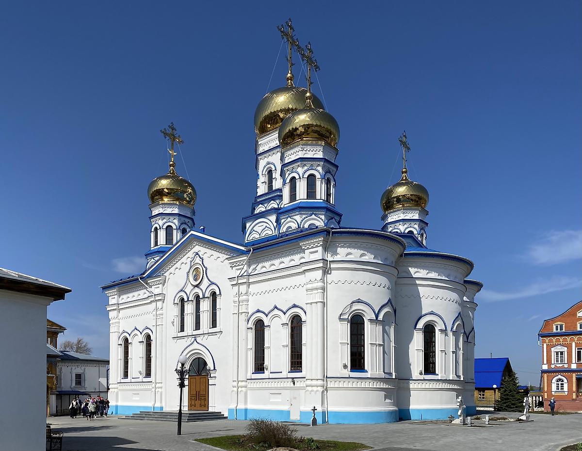 Вид с юго-востока, фасады. Тихвинский Богородицкий женский монастырь. Собор Тихвинской иконы Божией Матери, Цивильск (Цивильский район, Республика Чувашия)