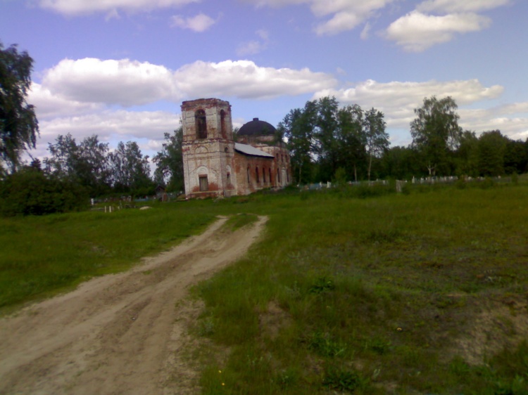 Церковь Бориса и Глеба, Золотая Грива (Вязниковский район, Владимирская область). общий вид в ландшафте, Вид церкви, с вьезда в деревню.