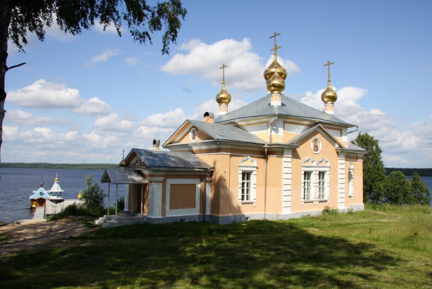 Интерпосёлок. Важеозерский Спасо-Преображенский мужской монастырь. Церковь Всех Святых. общий вид в ландшафте