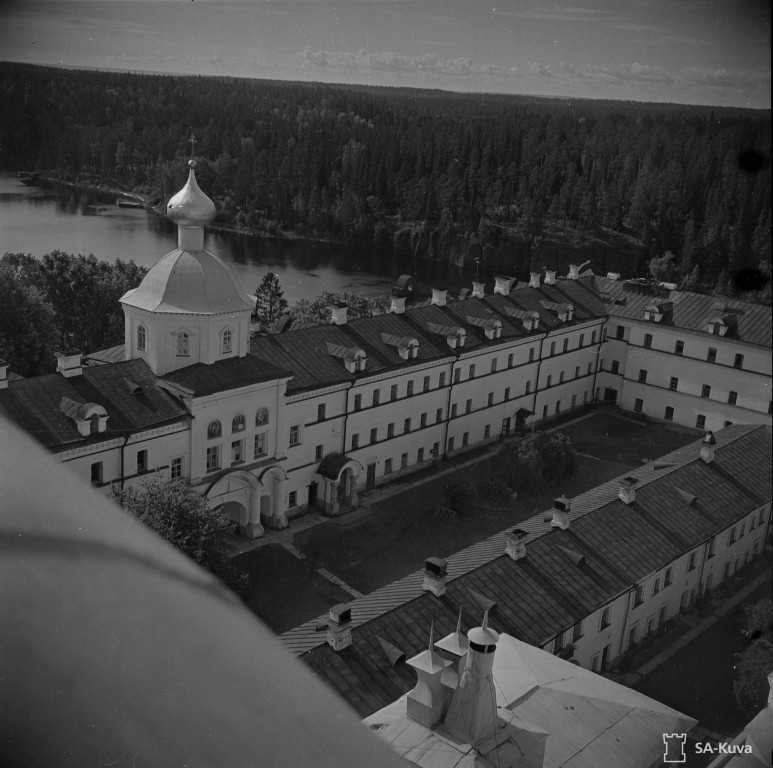 Спасо-Преображенский Валаамский монастырь. Главная усадьба. Церковь Петра и Павла, Валаамские острова (Сортавальский район, Республика Карелия). архивная фотография, Вид с колокольни собора Спаса Преображения. Фото 1944 г. Финский архив фотографий военного времени, http://sa-kuva.fi