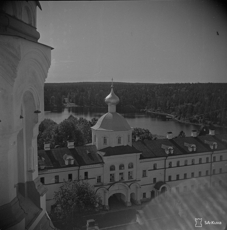 Спасо-Преображенский Валаамский монастырь. Главная усадьба. Церковь Петра и Павла, Валаамские острова (Сортавальский район, Республика Карелия). архивная фотография, Вид с колокольни собора Спаса Преображения. Фото 1944 г. Финский архив фотографий военного времени, http://sa-kuva.fi