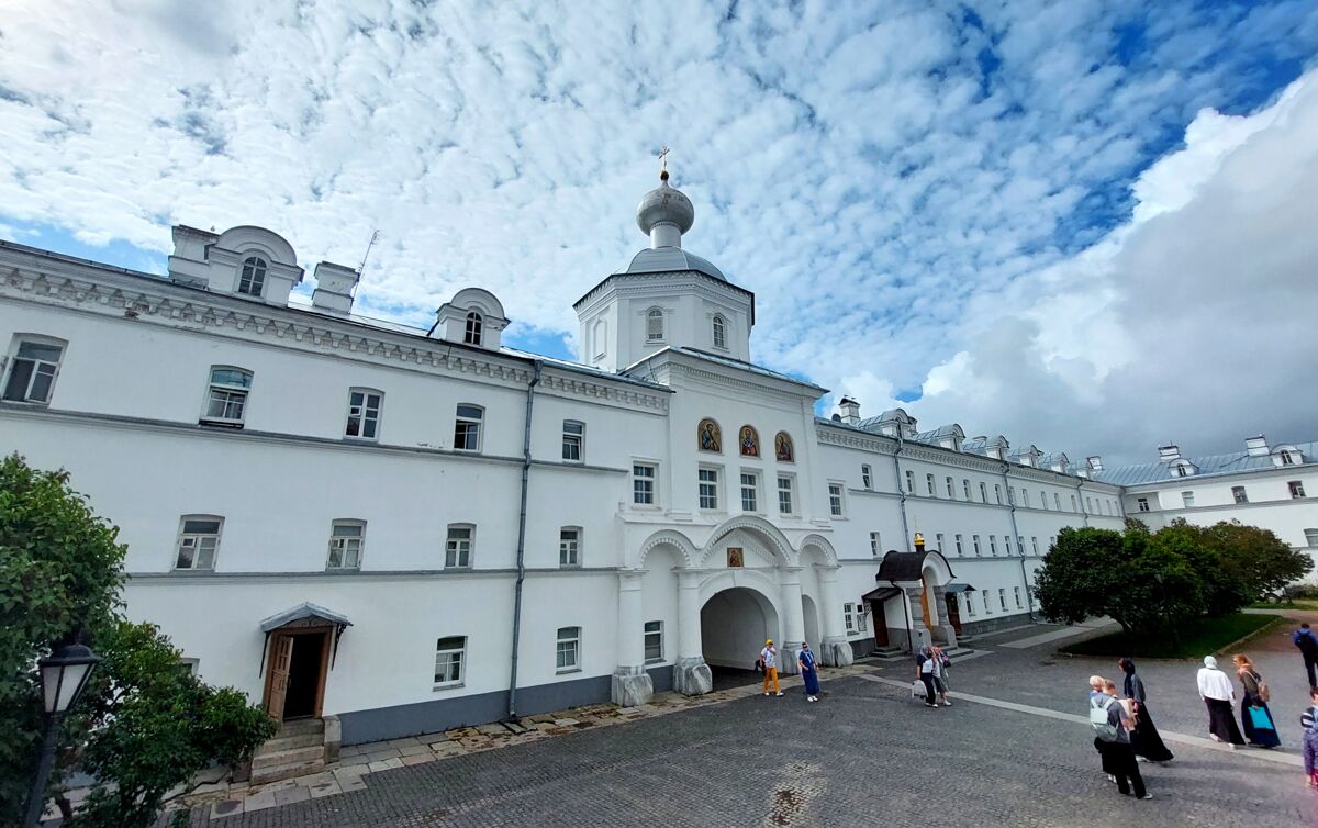 Спасо-Преображенский Валаамский монастырь. Главная усадьба. Церковь Петра и Павла, Валаамские острова (Сортавальский район, Республика Карелия). общий вид в ландшафте