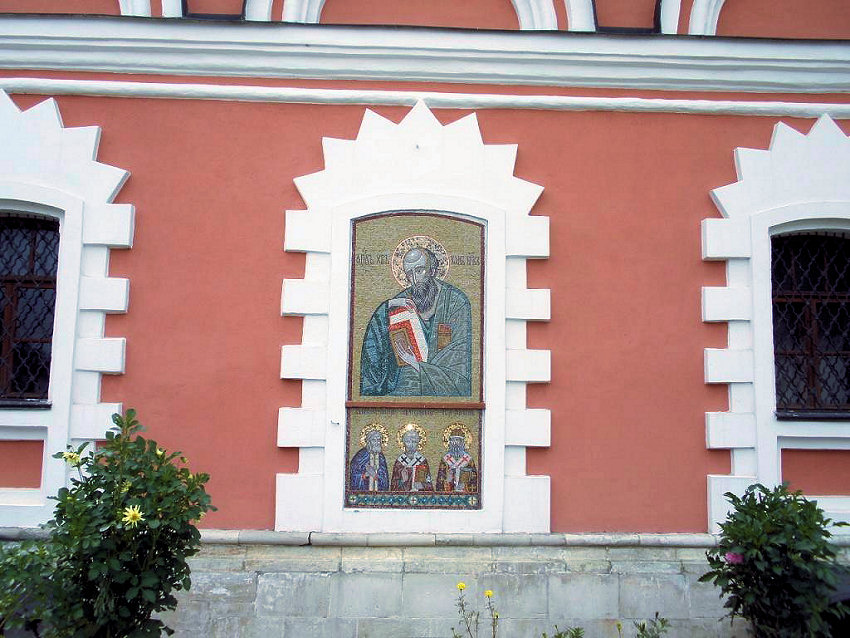 Иоанно-Богословский монастырь. Собор Иоанна Богослова, Пощупово (Рыбновский район, Рязанская область). архитектурные детали, Фрагмент восточного фасада собора с изображением святого апостола Иоанна Богослова
