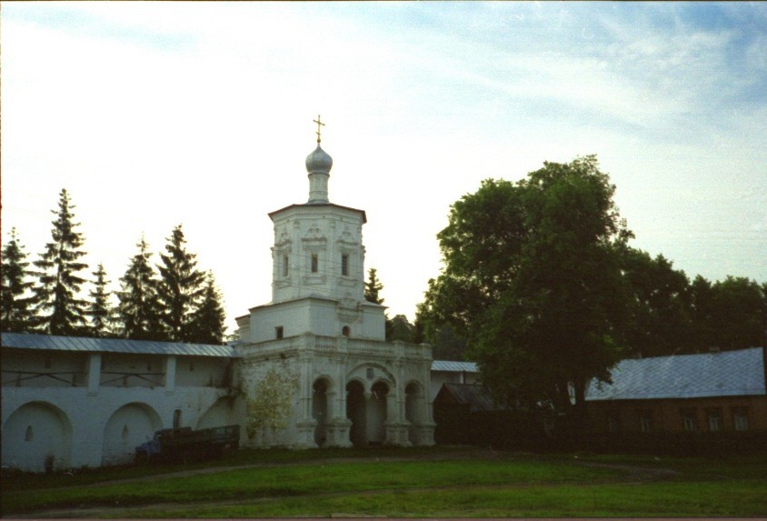 Солотча. Рождество-Богородицкий монастырь. Церковь Иоанна Предтечи. общий вид в ландшафте, северо-западный фасад