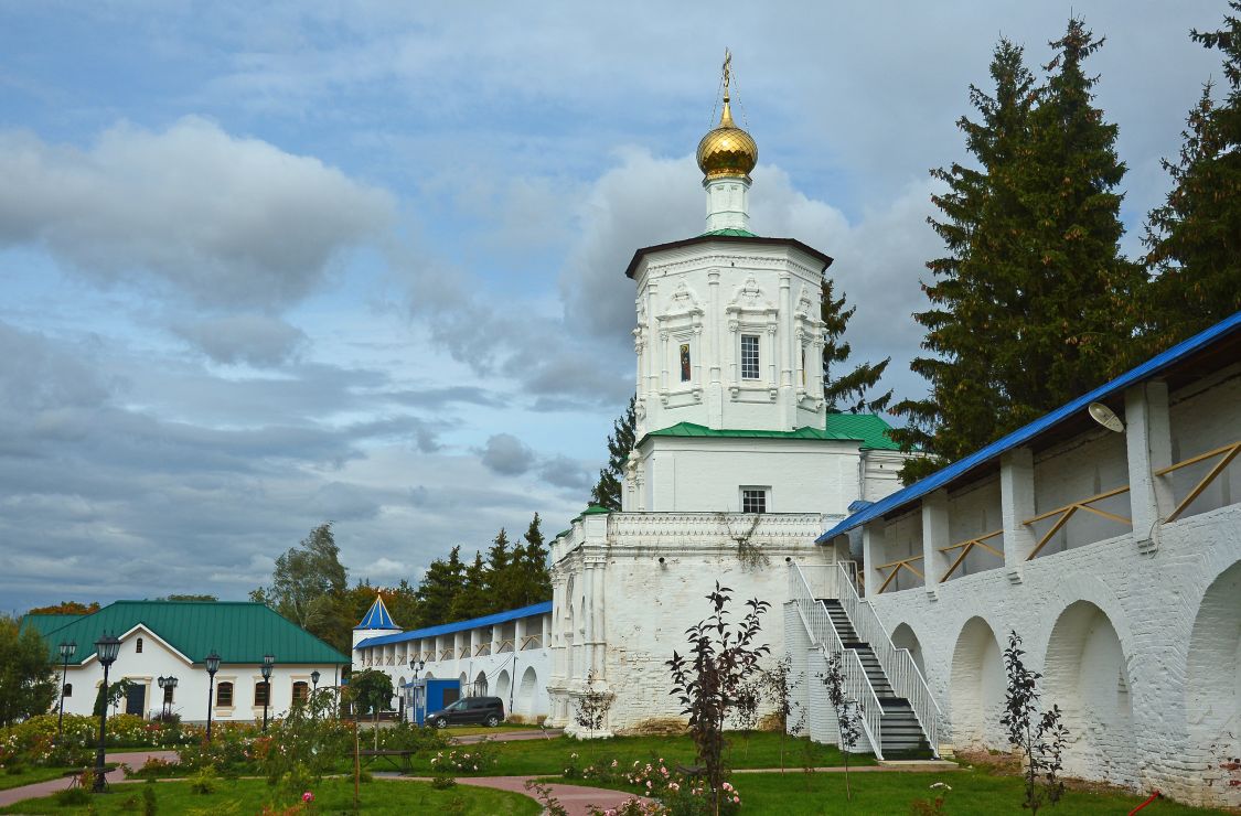 Солотча. Рождество-Богородицкий монастырь. Церковь Иоанна Предтечи. общий вид в ландшафте