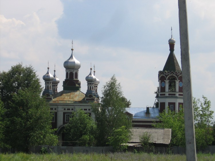 Кузнецово. Церковь Петра и Павла. общий вид в ландшафте