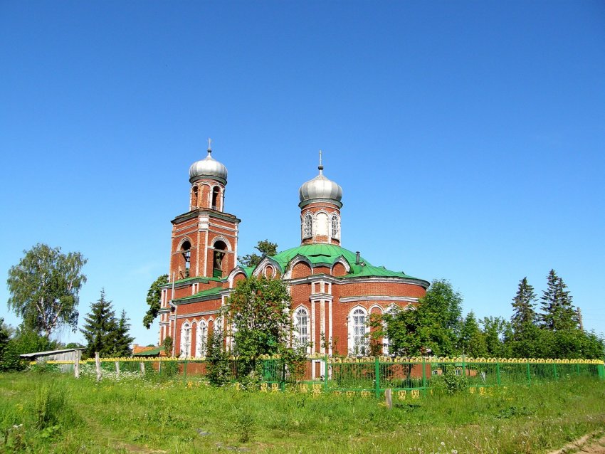 Церковь Троицы Живоначальной, Емелево (Горномарийский район, Республика Марий Эл). общий вид в ландшафте, Фото 15.06.2008. Исаев В.А.