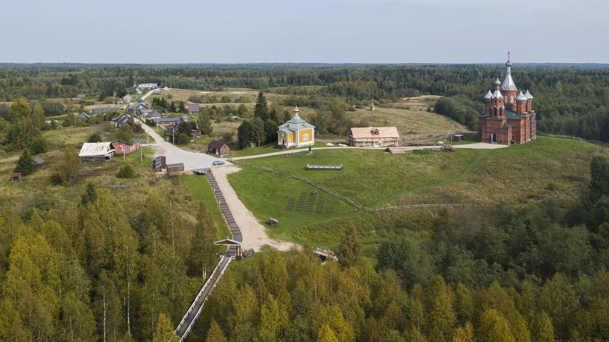 общий вид в ландшафте. Ольгинский монастырь, Волговерховье (Осташковский городской округ, Тверская область)