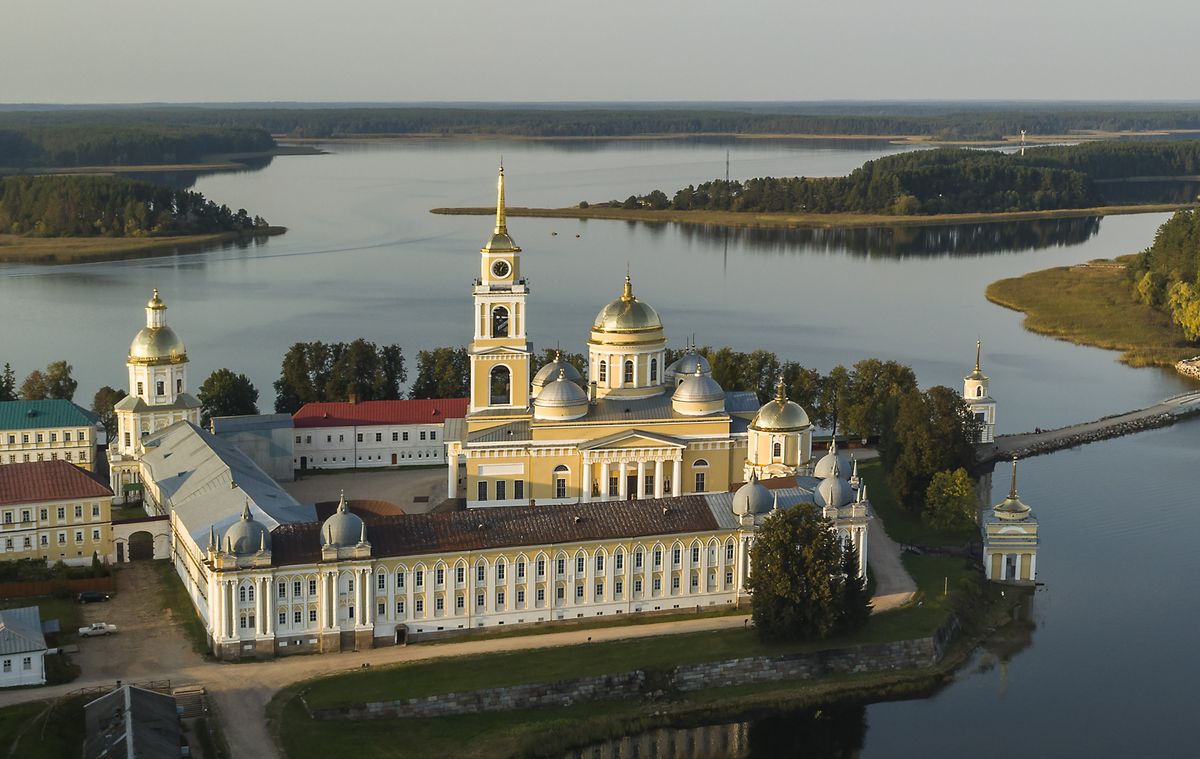 общий вид в ландшафте. Нило-Столобенская пустынь. Собор Богоявления Господня, Столобный, остров (озеро Селигер) (Осташковский городской округ, Тверская область)