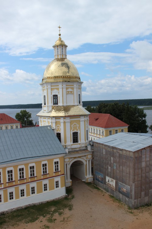 Столобный, остров (озеро Селигер). Нило-Столобенская пустынь. Церковь Петра и Павла. общий вид в ландшафте